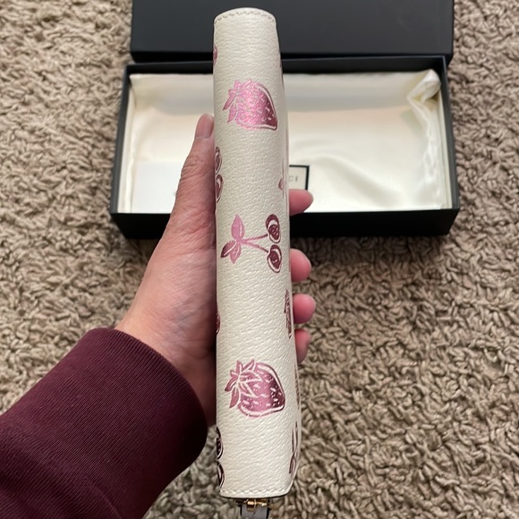 Like New Rare Gucci Berry Strawberry Cherry Interlocking GG Long Zip Wallet - Picture 8 of 11